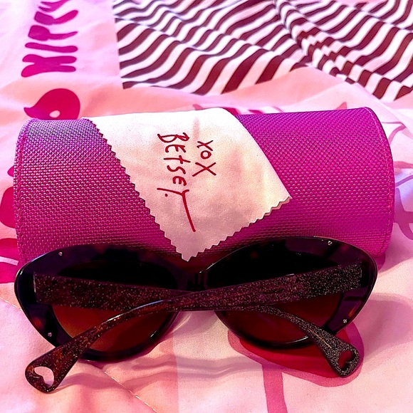 Betsey Johnson Sunglasses - Picture 8 of 11